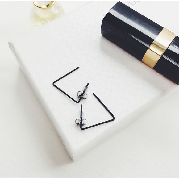 Minimalist Triangle String Stud Earrings - Picture 5 of 5